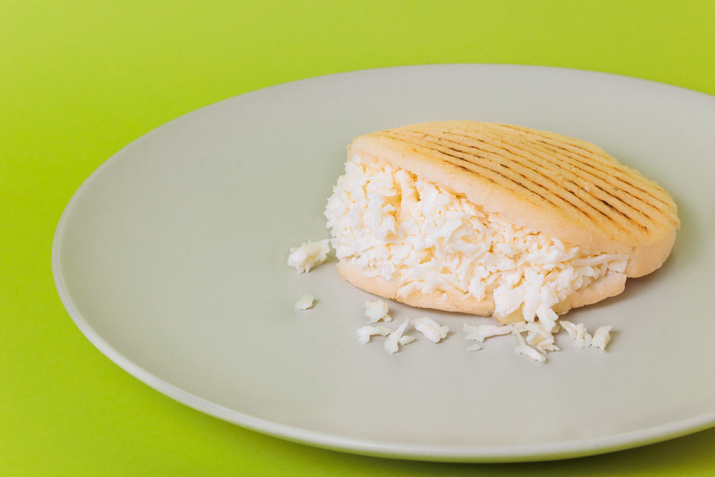 AREPA CON QUESO RALLADO
